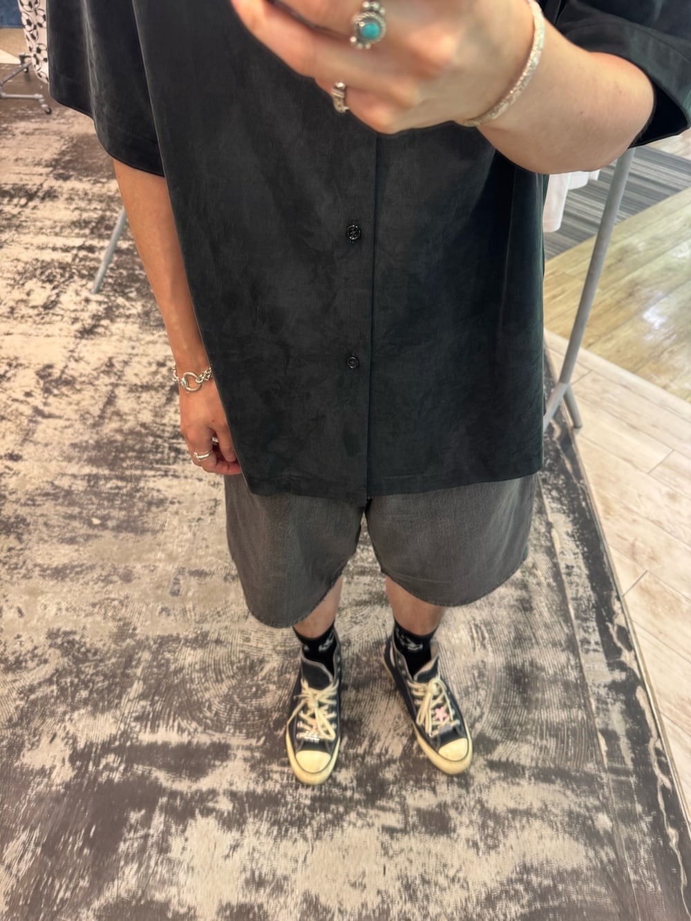 ブラック系のシャツ/ブラウス、ブラック系のデニムパンツを着用したメンズの夏コーディネートの3枚目の写真