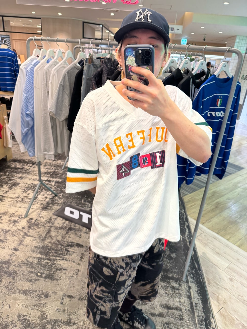 ホワイト系のTシャツ/カットソー、ブラック系のその他パンツを着用したメンズの春コーディネートの2枚目の写真