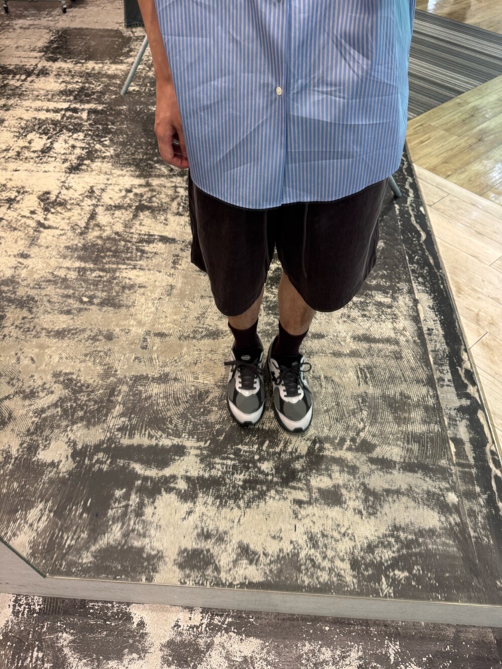 その他のシャツ/ブラウス、ブラウン系のその他パンツ、グレー系のスニーカーを着用したメンズの春コーディネートの3枚目の写真