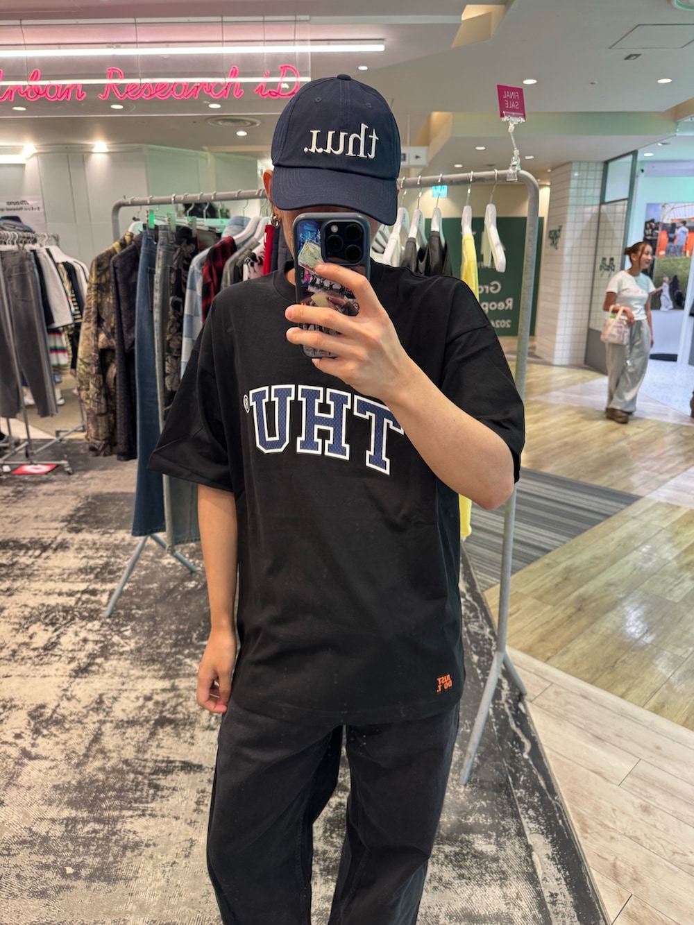 ブラック系のTシャツ/カットソー、ブラック系のデニムパンツ、ブルー系のキャップを着用したメンズの夏コーディネートの2枚目の写真