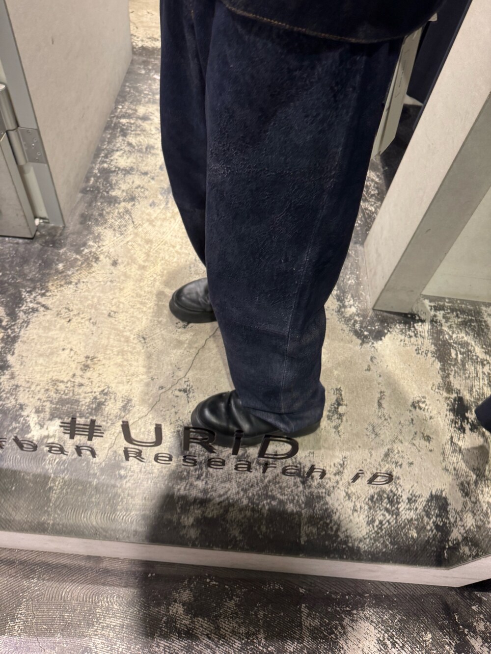 ブルー系のテーラードジャケット、ホワイト系のシャツ/ブラウス、ブルー系のその他パンツを着用したメンズの冬コーディネートの3枚目の写真