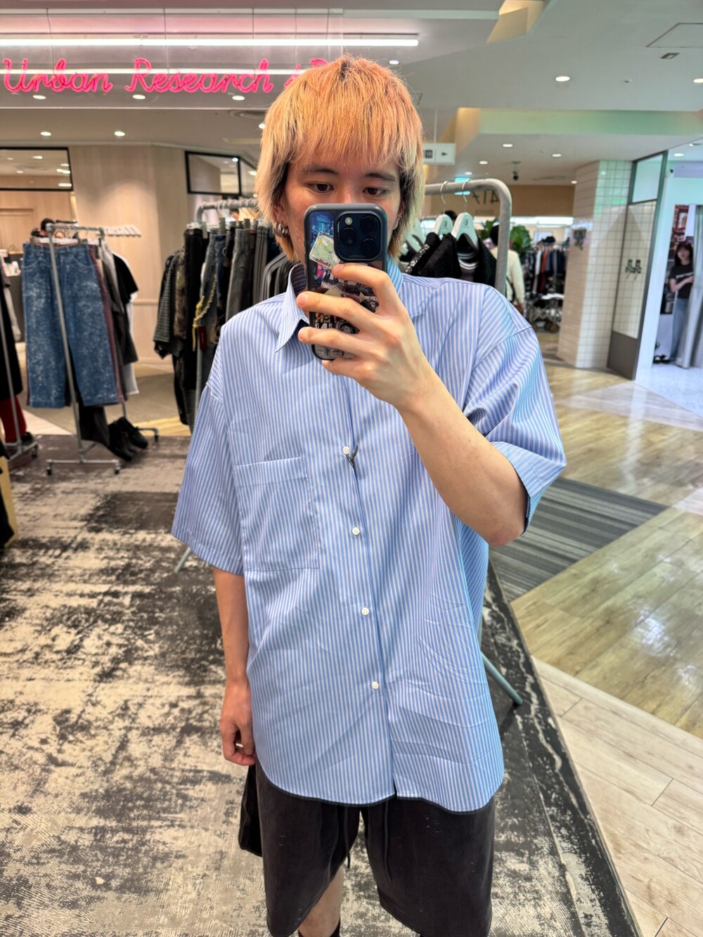 その他のシャツ/ブラウス、ブラウン系のその他パンツ、グレー系のスニーカーを着用したメンズの春コーディネートの2枚目の写真