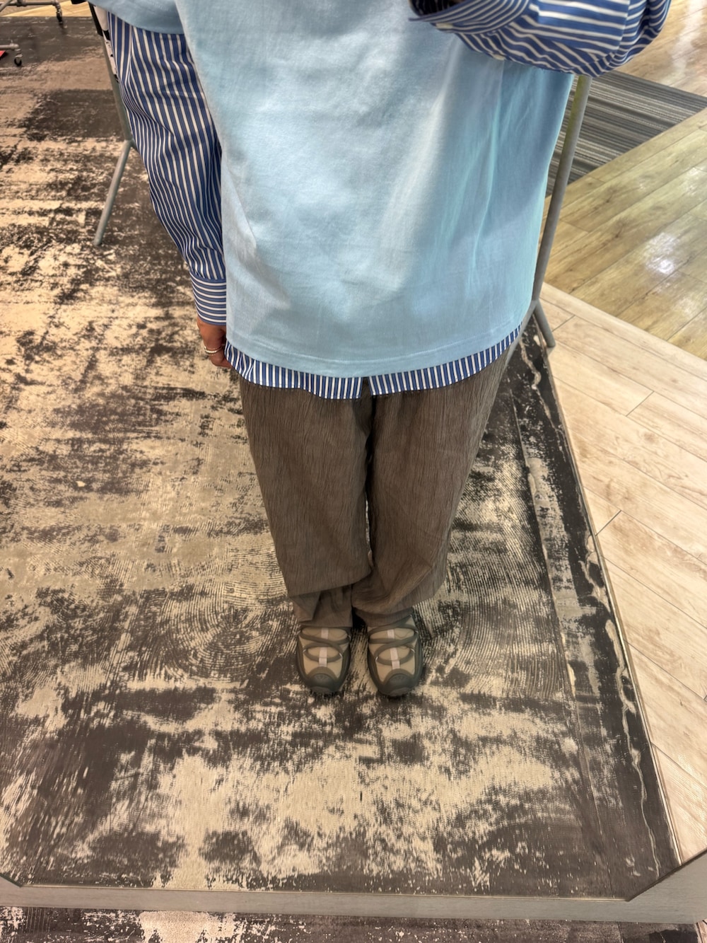 その他のシャツ/ブラウス、ブルー系のTシャツ/カットソー、ブラウン系のその他パンツを着用したメンズの夏コーディネートの3枚目の写真