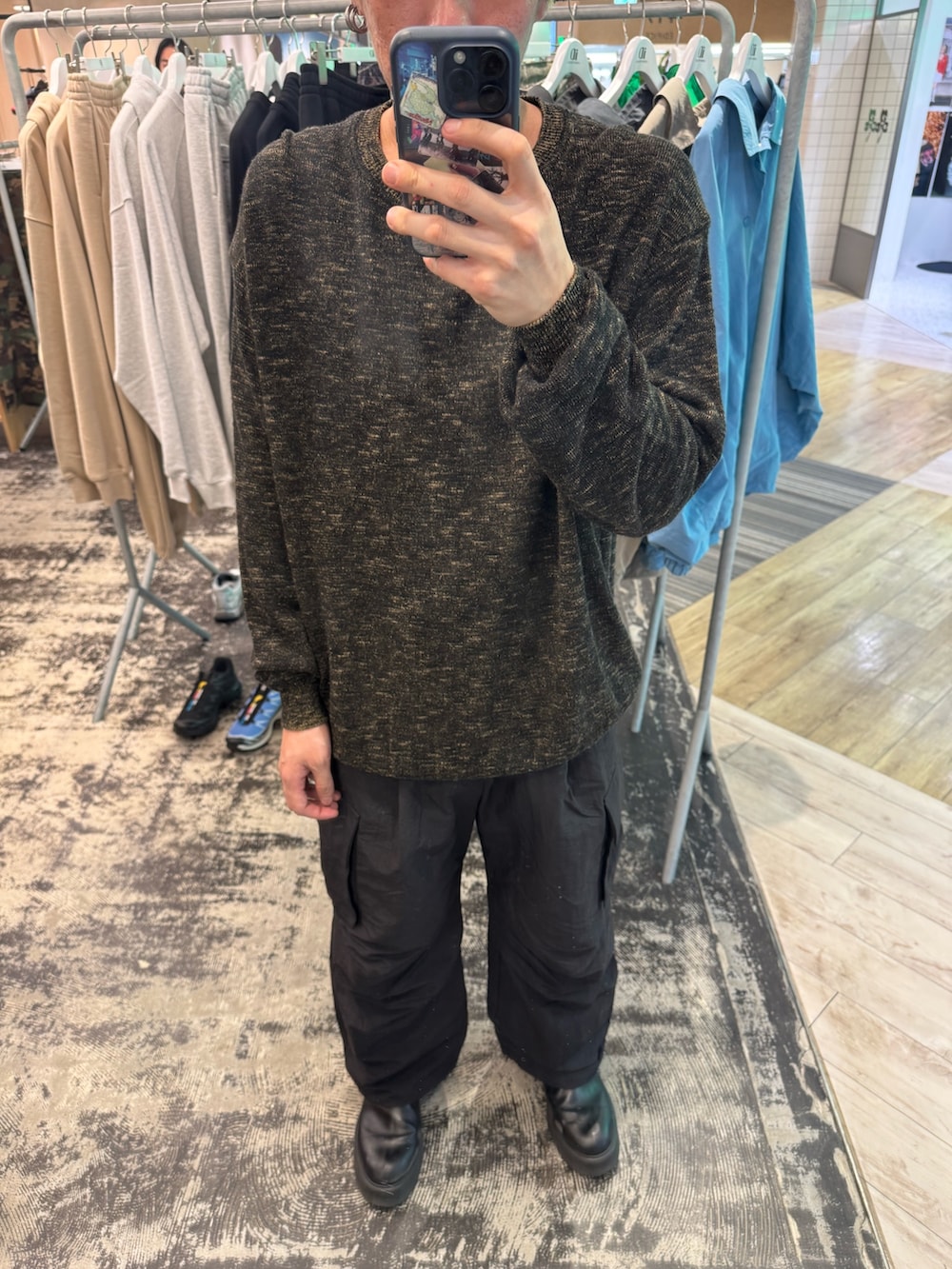 ブラック系のニット/セーター、ブラック系のその他パンツを着用したメンズの春コーディネートの2枚目の写真