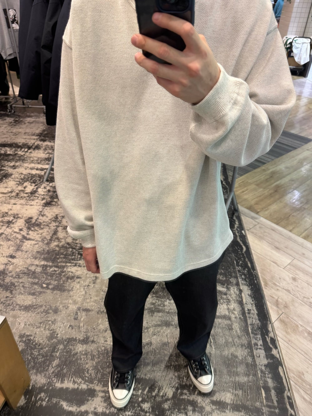 ホワイト系のニット/セーター、ブルー系のデニムパンツ、ブラック系のスニーカーを着用したメンズの冬コーディネートの2枚目の写真