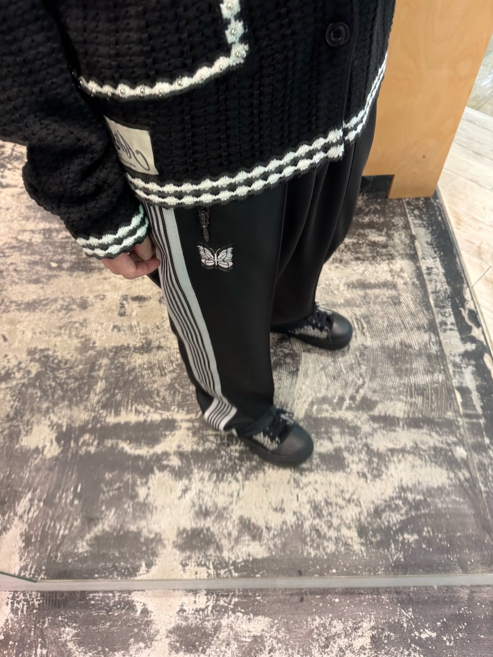 ブラック系のカーディガン/ボレロ、グレー系のその他パンツを着用したメンズの春コーディネートの3枚目の写真