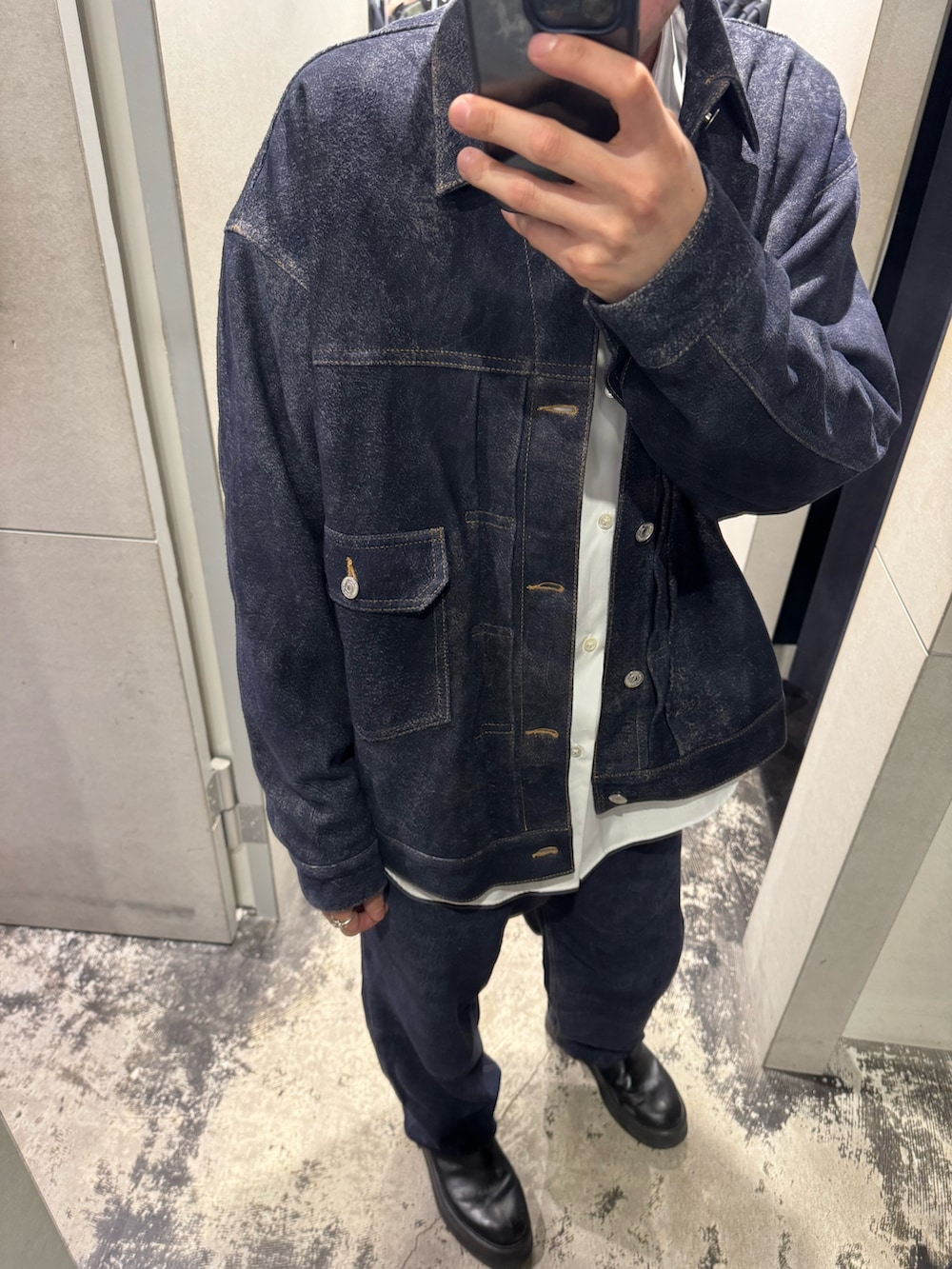 ブルー系のテーラードジャケット、ホワイト系のシャツ/ブラウス、ブルー系のその他パンツを着用したメンズの冬コーディネートの2枚目の写真