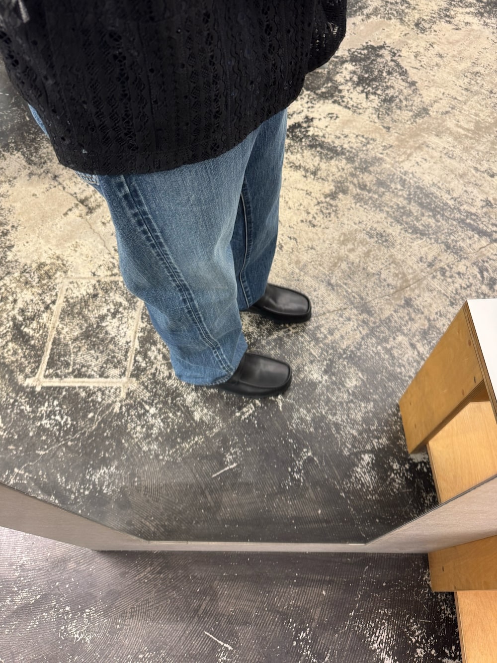 ブラック系のシャツ/ブラウス、ブルー系のデニムパンツ、ブラック系のローファーを着用したメンズの春コーディネートの3枚目の写真