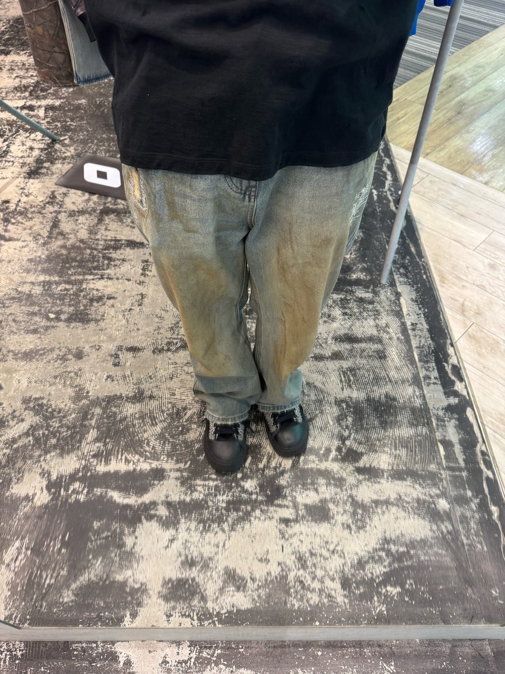 ブラック系のTシャツ/カットソー、ブルー系のデニムパンツ、ブラウン系のメガネを着用したメンズの春コーディネートの4枚目の写真