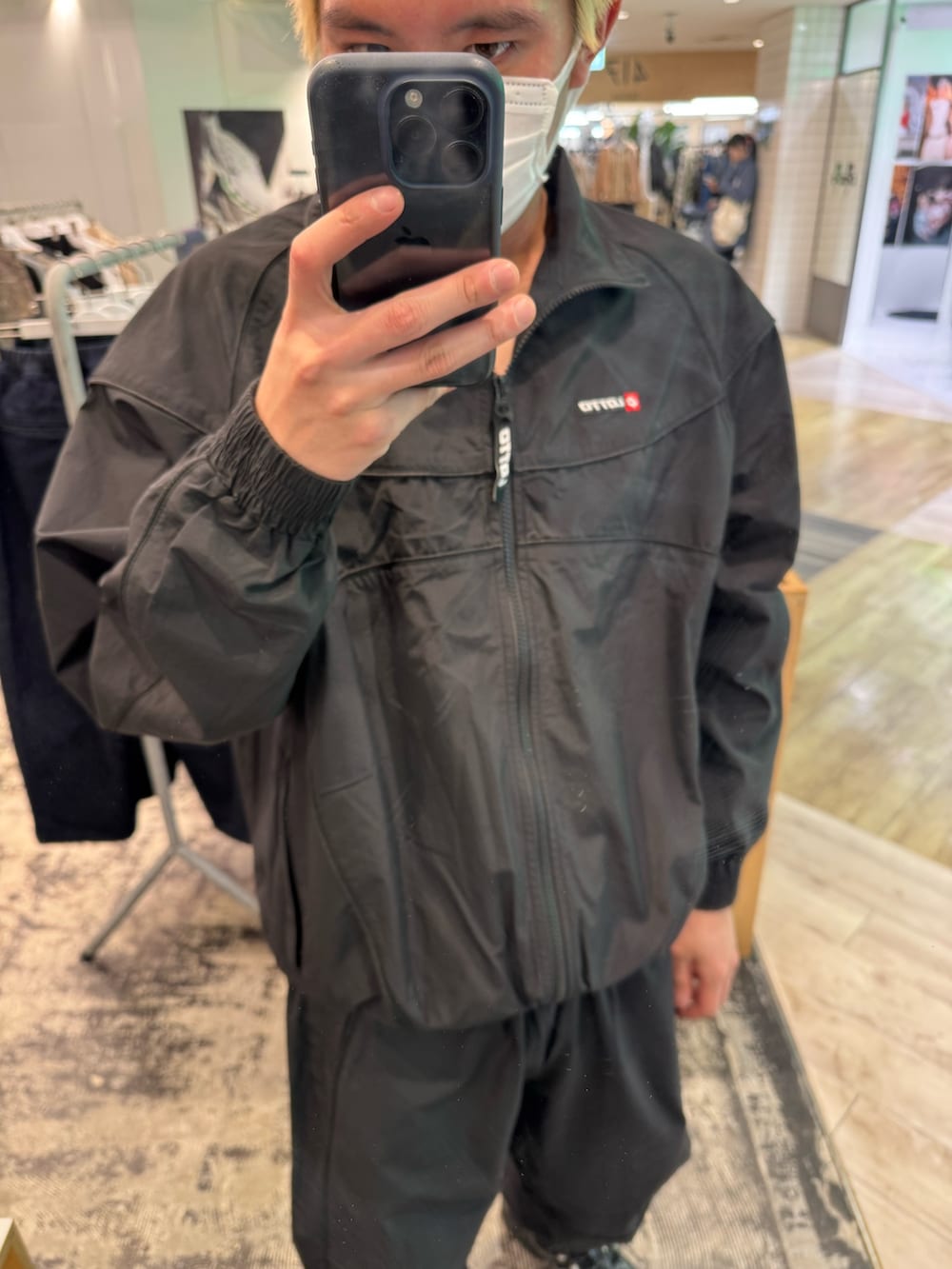 ブラック系のブルゾン、ブラック系のその他パンツ、ブラック系のスニーカーを着用したメンズの冬コーディネートの2枚目の写真