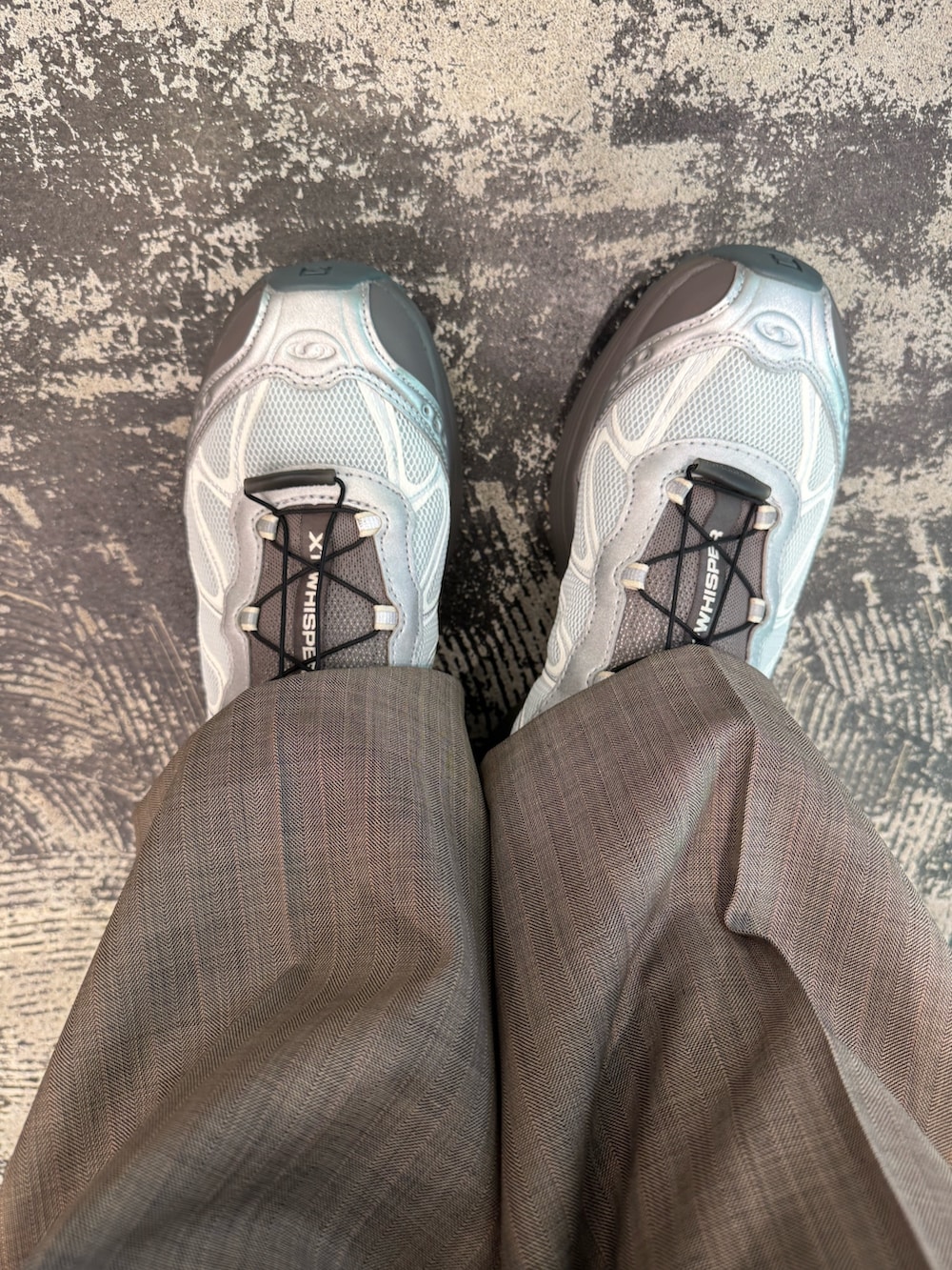 ブルー系のデニムジャケット、ブラウン系のその他パンツ、シルバー系のスニーカーを着用したメンズの春コーディネートの4枚目の写真