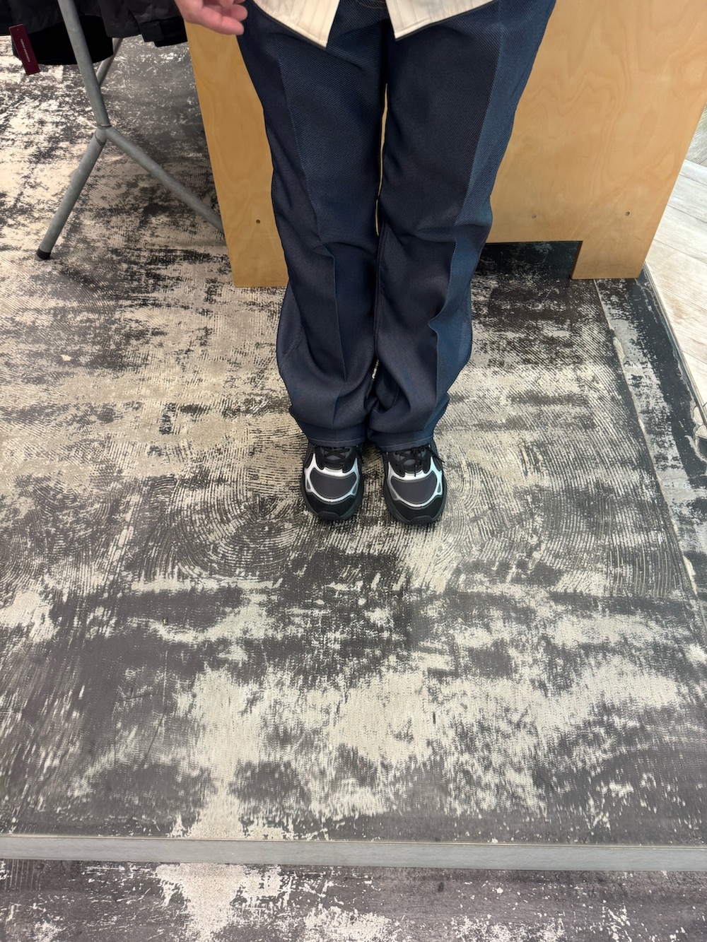 ブラウン系のブルゾン、ホワイト系のシャツ/ブラウス、ブラック系のスニーカーを着用したメンズの春コーディネートの3枚目の写真