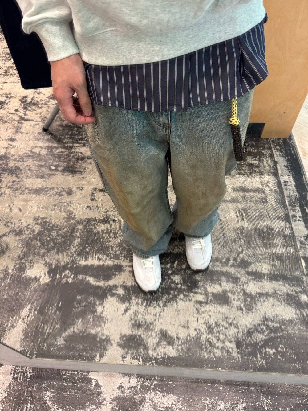 グレー系のスウェット、ブルー系のシャツ/ブラウスを着用したメンズの冬コーディネートの3枚目の写真