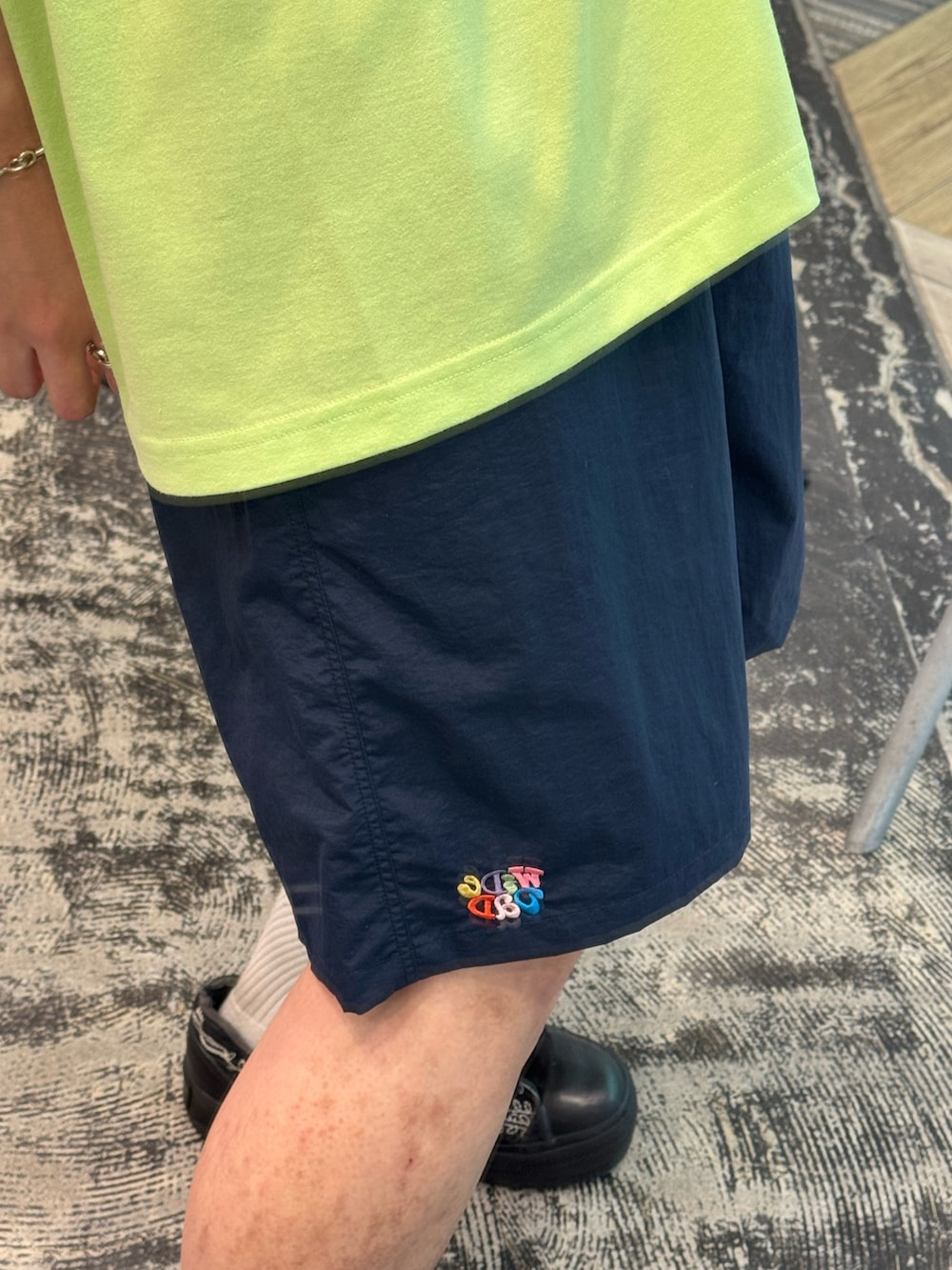 グリーン系のTシャツ/カットソー、ブルー系のその他パンツを着用したメンズの夏コーディネートの4枚目の写真