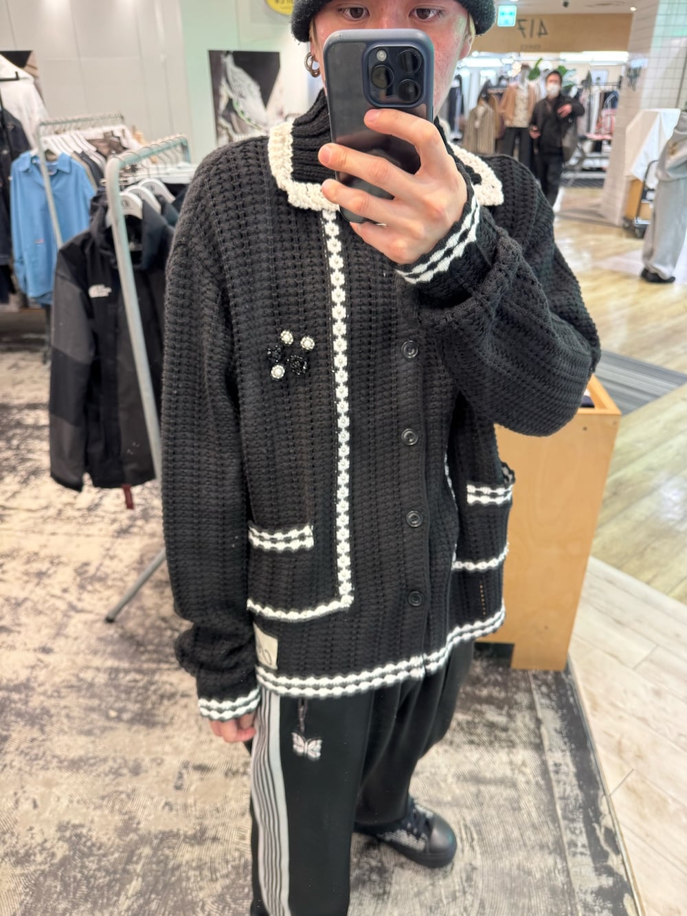 ブラック系のカーディガン/ボレロ、グレー系のその他パンツを着用したメンズの春コーディネートの2枚目の写真