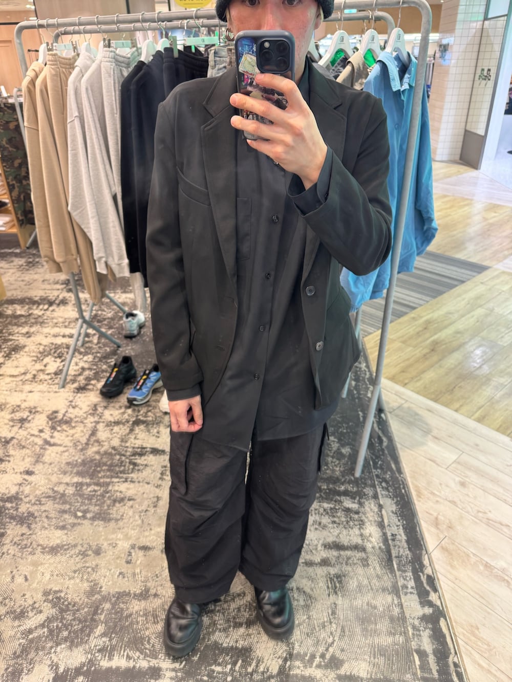 ブラック系のシャツ/ブラウス、ブラック系のその他パンツを着用したメンズの春コーディネートの2枚目の写真