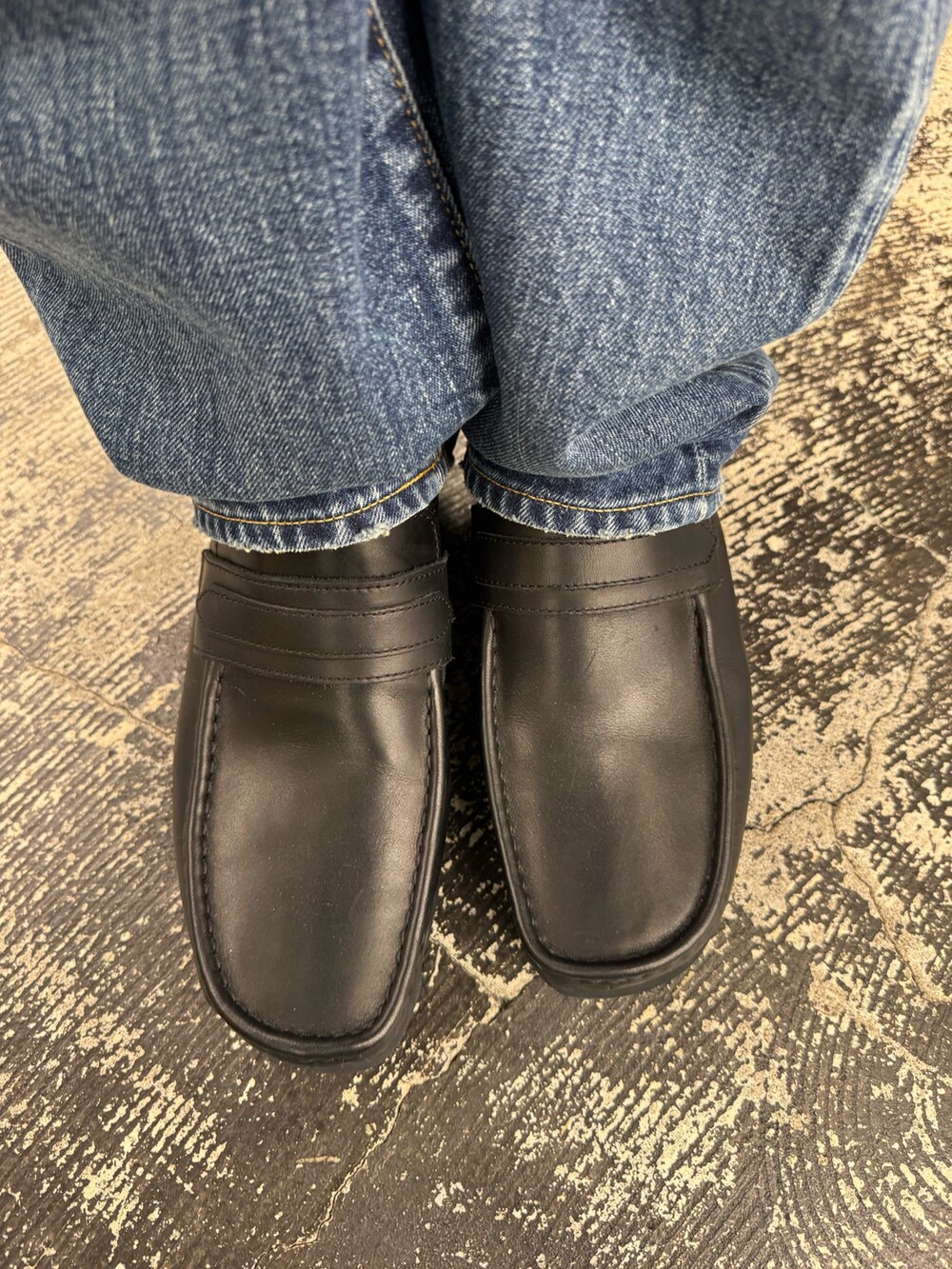 ブラック系のシャツ/ブラウス、ブルー系のデニムパンツ、ブラック系のローファーを着用したメンズの春コーディネートの4枚目の写真