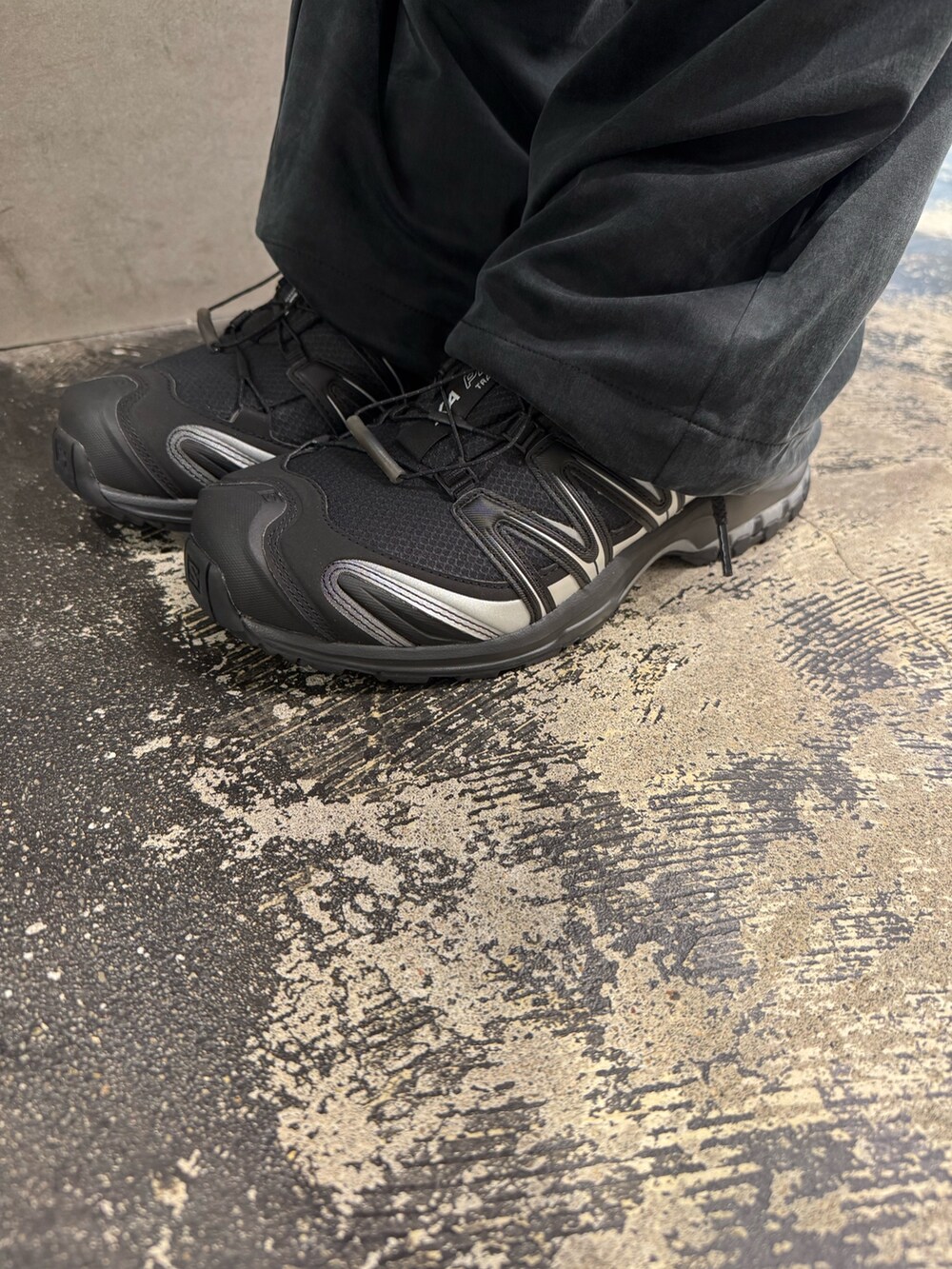 ホワイト系のシャツ/ブラウス、ブラック系のその他パンツ、ブルー系のニット/セーターを着用したメンズの春コーディネートの5枚目の写真