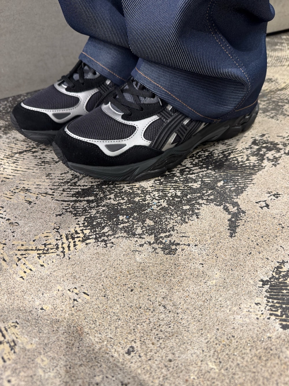 ブラウン系のブルゾン、ホワイト系のシャツ/ブラウス、ブラック系のスニーカーを着用したメンズの春コーディネートの5枚目の写真