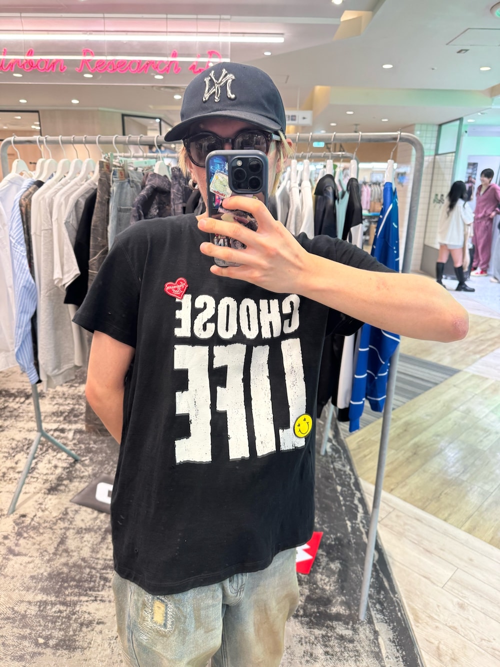 ブラック系のTシャツ/カットソー、ブルー系のデニムパンツ、ブラウン系のメガネを着用したメンズの春コーディネートの2枚目の写真