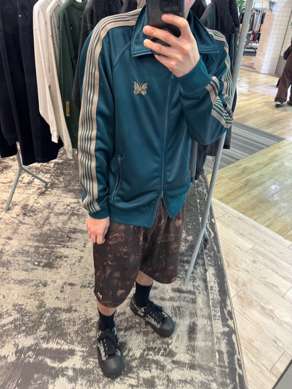 グリーン系のブルゾン、その他のその他パンツを着用したメンズの春コーディネートの2枚目の写真