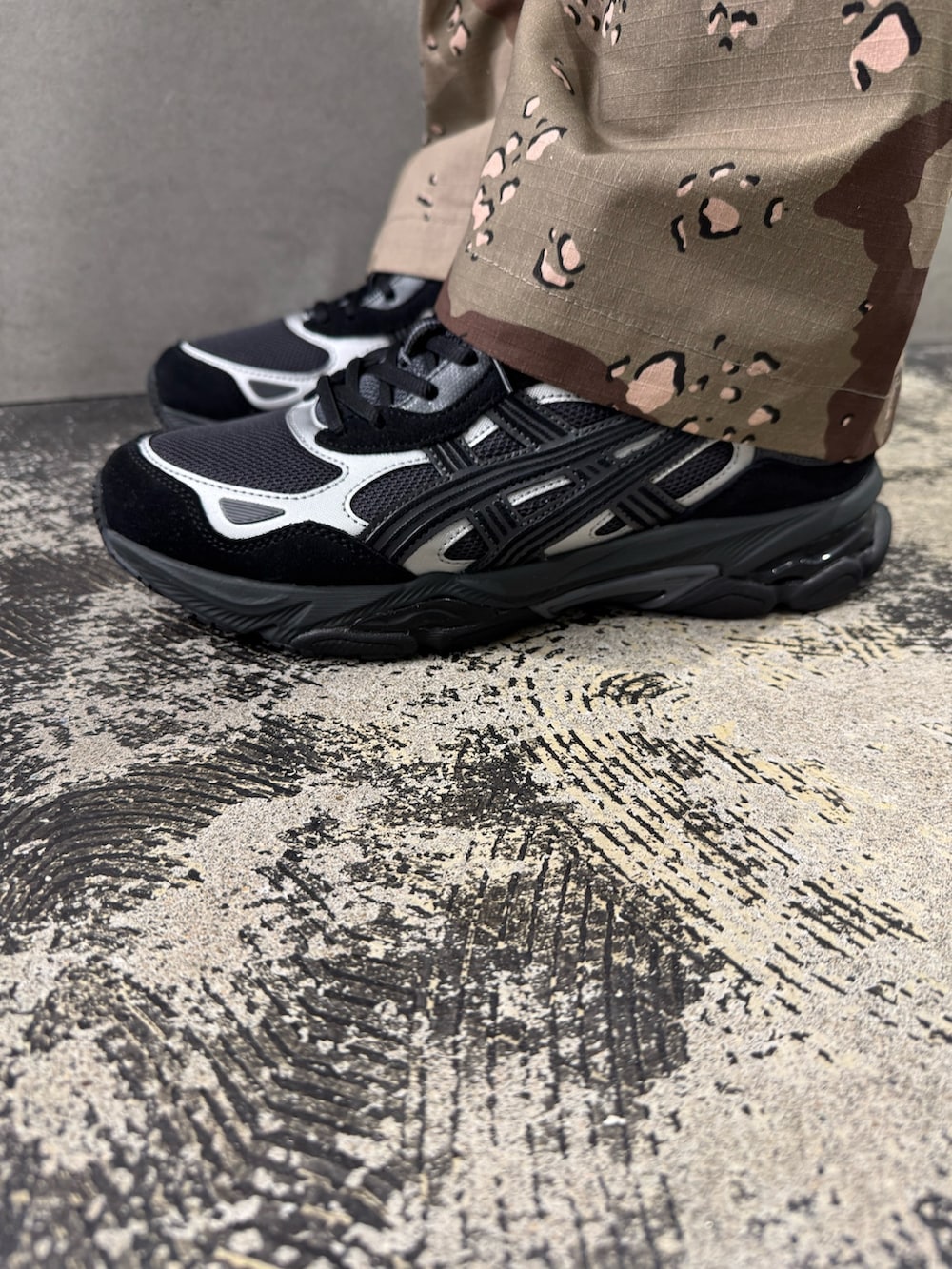 グレー系のブルゾン、ブラック系のシャツ/ブラウス、その他のその他パンツを着用したメンズの春コーディネートの5枚目の写真