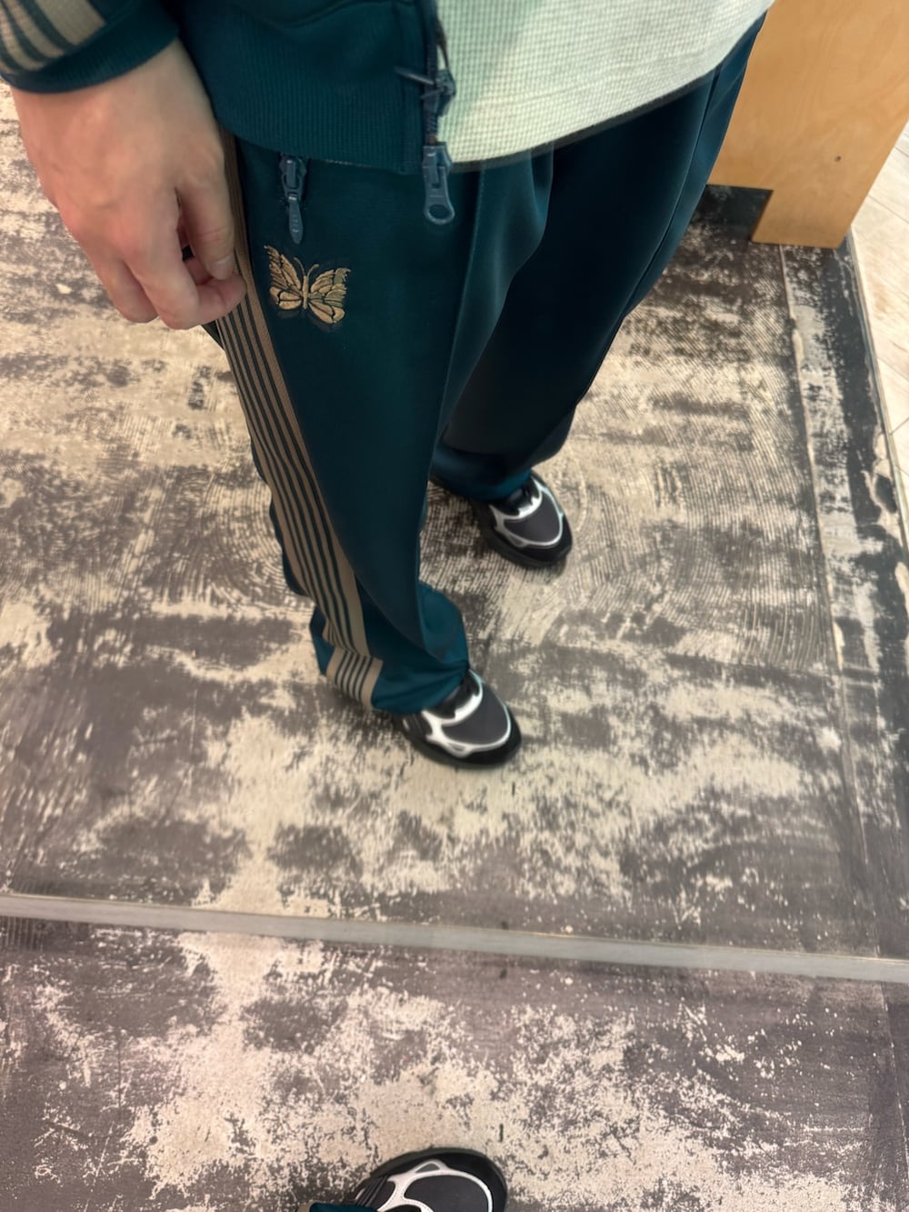 グリーン系のブルゾン、グリーン系のその他パンツを着用したメンズの春コーディネートの3枚目の写真