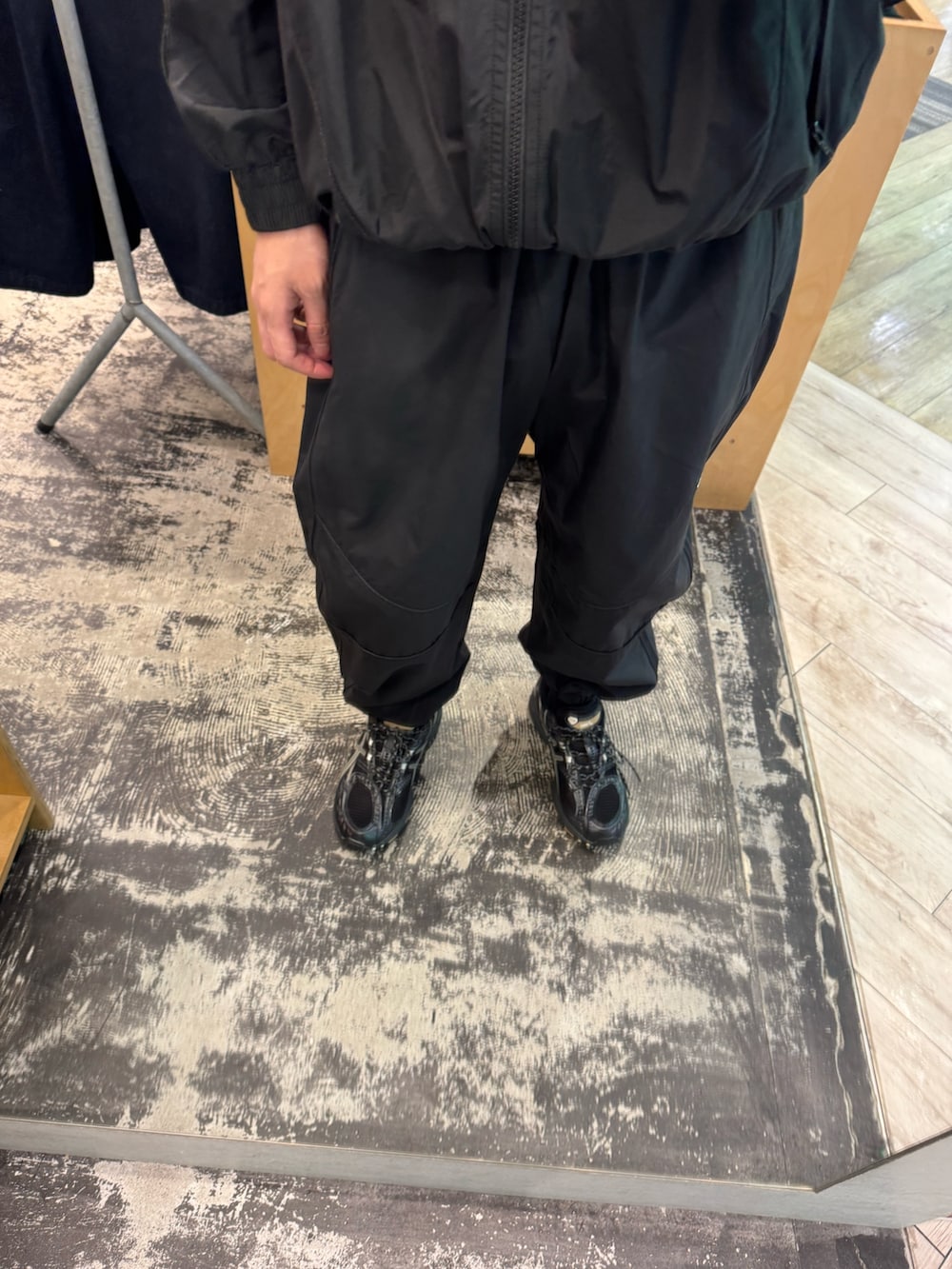 ブラック系のブルゾン、ブラック系のその他パンツ、ブラック系のスニーカーを着用したメンズの冬コーディネートの3枚目の写真