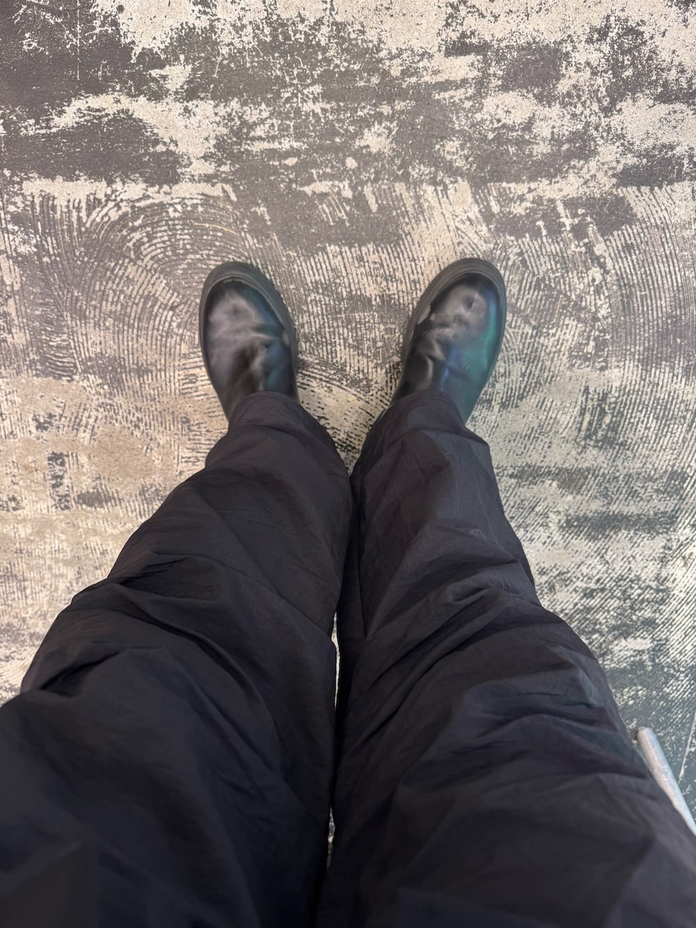 ブラック系のニット/セーター、ブラック系のその他パンツを着用したメンズの春コーディネートの3枚目の写真