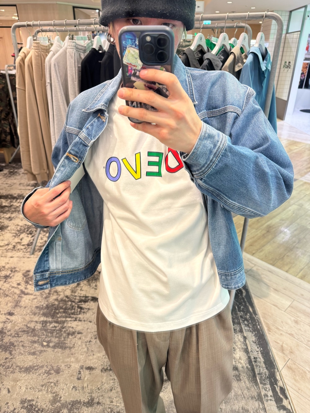 ブルー系のデニムジャケット、ブラウン系のその他パンツ、シルバー系のスニーカーを着用したメンズの春コーディネートの2枚目の写真