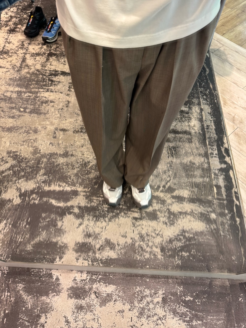 ブルー系のデニムジャケット、ブラウン系のその他パンツ、シルバー系のスニーカーを着用したメンズの春コーディネートの3枚目の写真