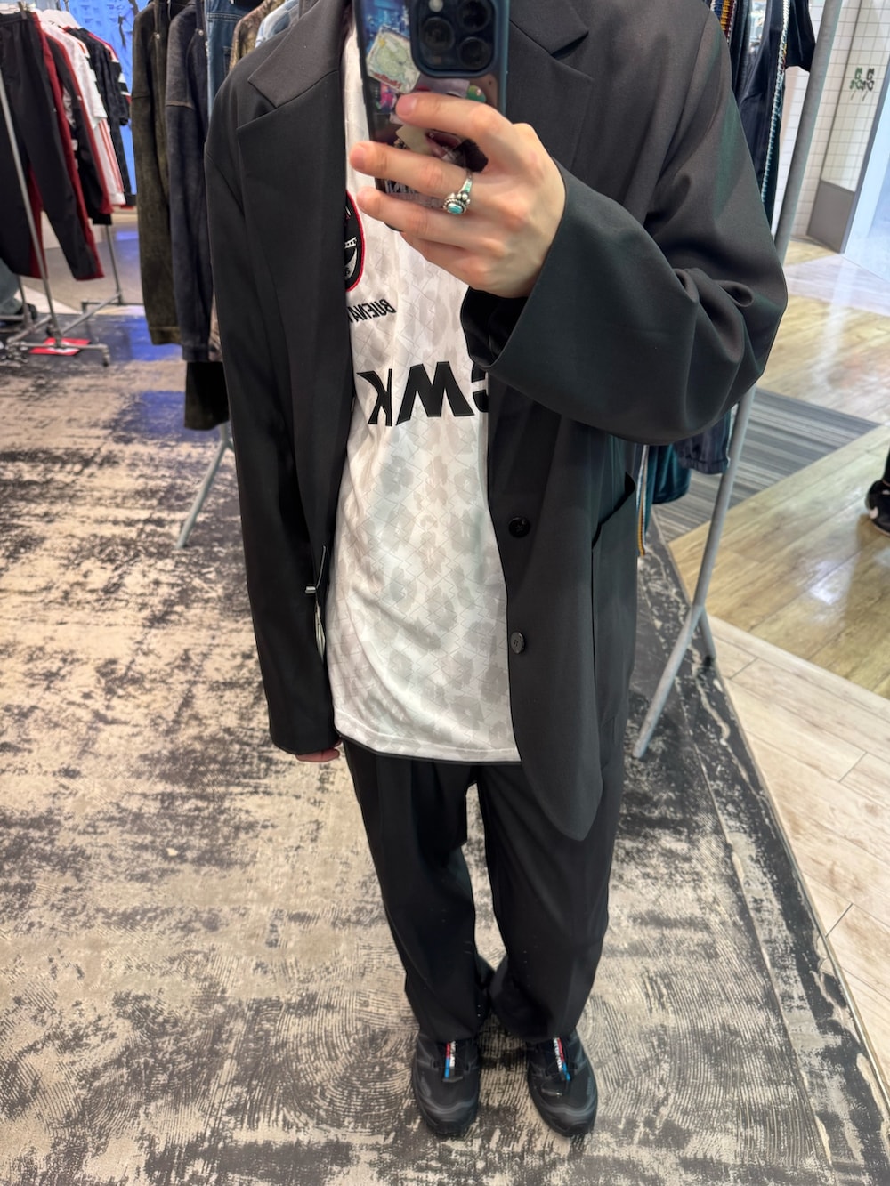 グレー系のその他アウター、ホワイト系のTシャツ/カットソー、グレー系のその他パンツを着用したメンズの秋コーディネートの3枚目の写真