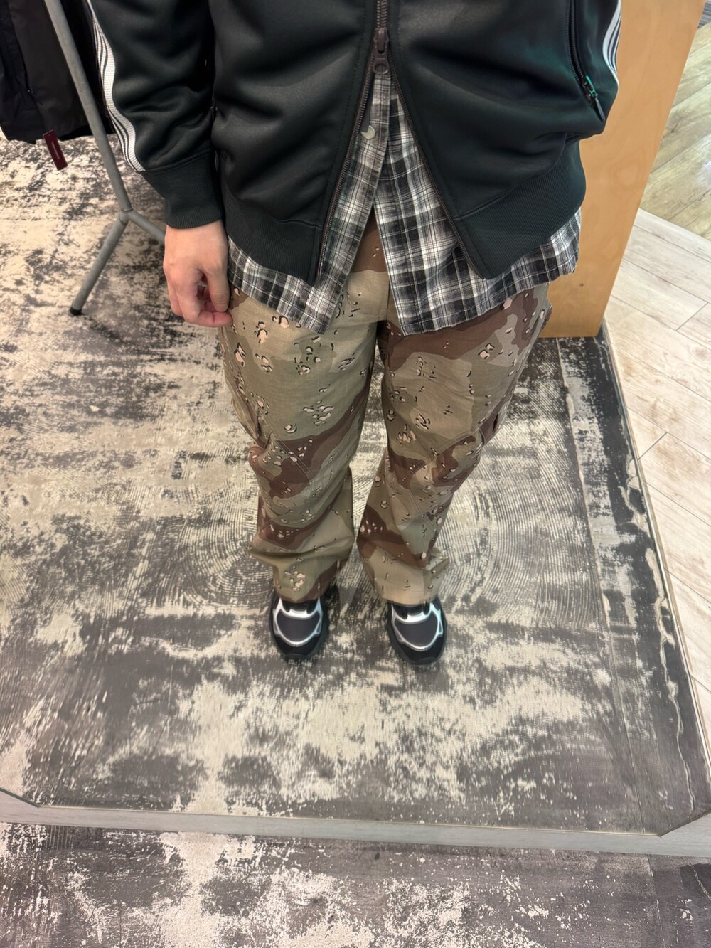 グレー系のブルゾン、ブラック系のシャツ/ブラウス、その他のその他パンツを着用したメンズの春コーディネートの3枚目の写真