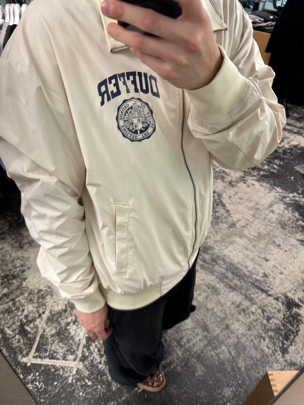 ホワイト系のテーラードジャケットを着用したメンズの冬コーディネートの3枚目の写真