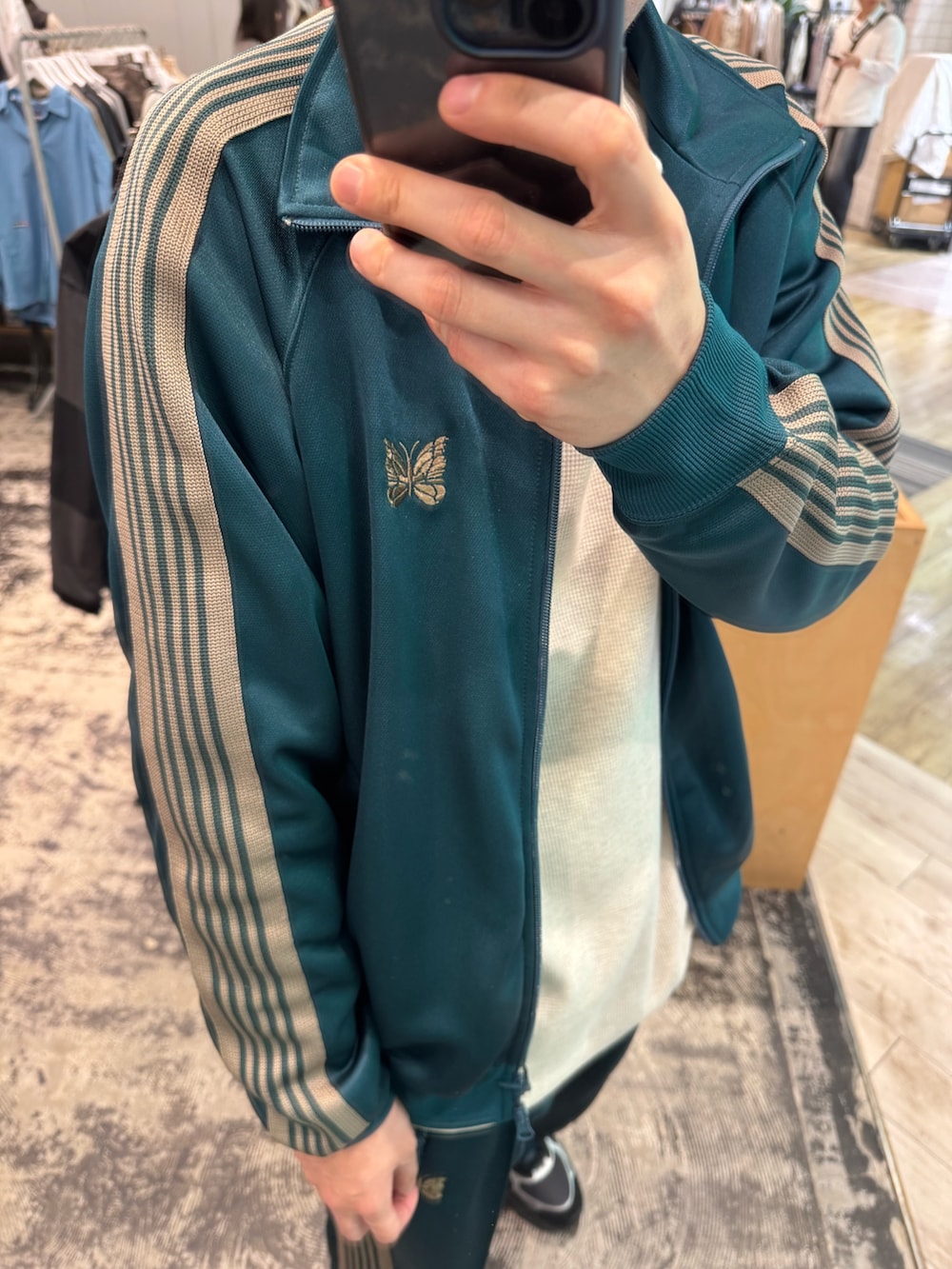 グリーン系のブルゾン、グリーン系のその他パンツを着用したメンズの春コーディネートの2枚目の写真