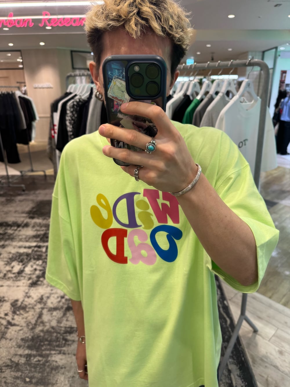 グリーン系のTシャツ/カットソー、ブルー系のその他パンツを着用したメンズの夏コーディネートの2枚目の写真