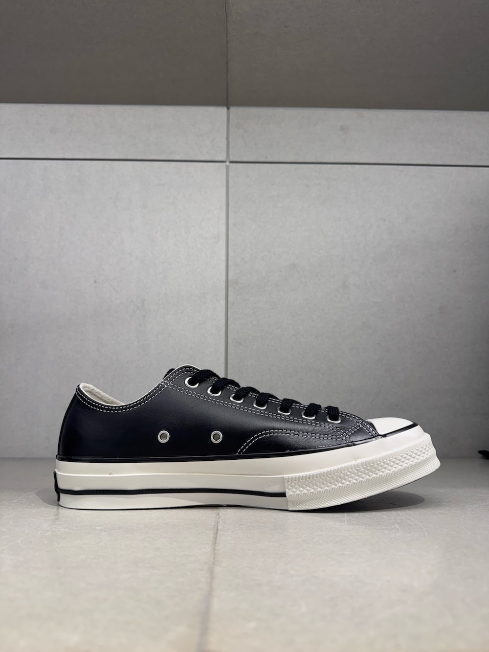 ホワイト系のニット/セーター、ブルー系のデニムパンツ、ブラック系のスニーカーを着用したメンズの冬コーディネートの6枚目の写真