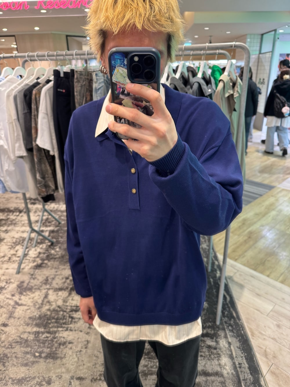 ホワイト系のシャツ/ブラウス、ブラック系のその他パンツ、ブルー系のニット/セーターを着用したメンズの春コーディネートの2枚目の写真