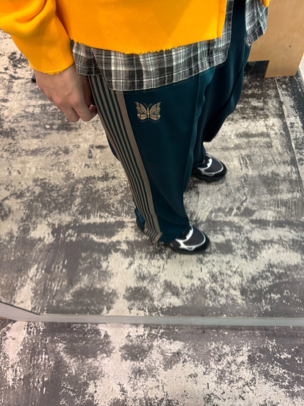 オレンジ系のパーカー、ブラック系のシャツ/ブラウス、グリーン系のその他パンツを着用したメンズの春コーディネートの4枚目の写真