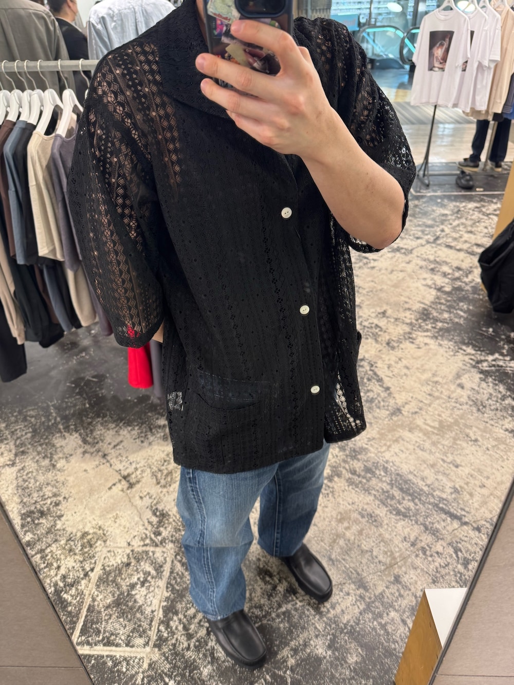 ブラック系のシャツ/ブラウス、ブルー系のデニムパンツ、ブラック系のローファーを着用したメンズの春コーディネートの2枚目の写真