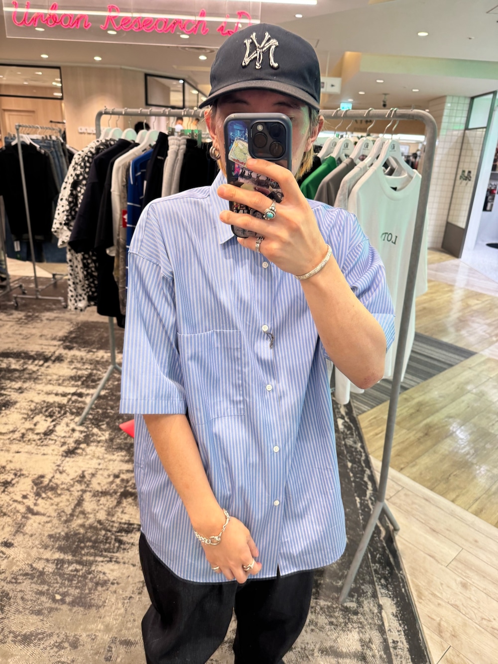 その他のシャツ/ブラウス、ブルー系のデニムパンツを着用したメンズの夏コーディネートの2枚目の写真