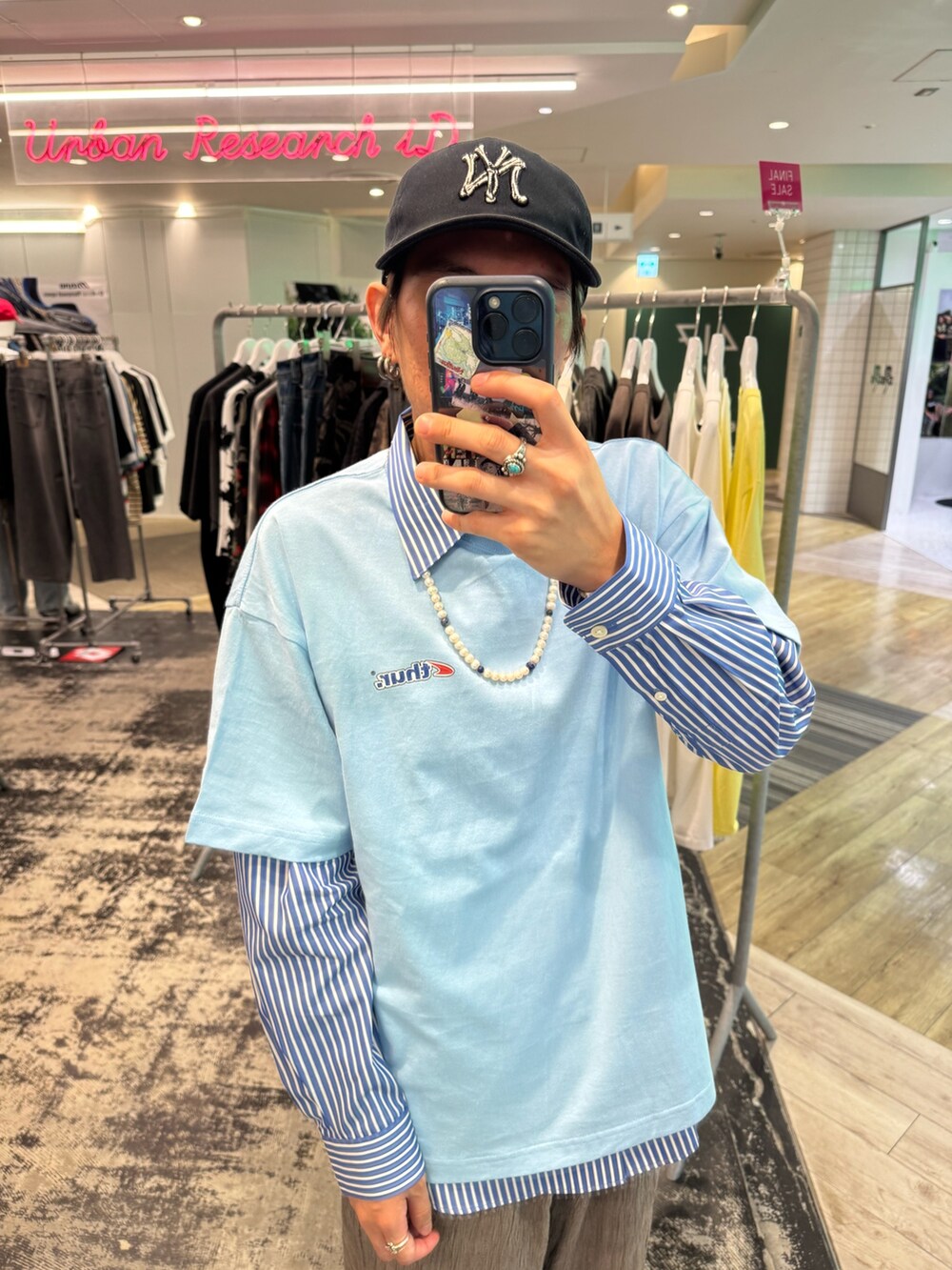 その他のシャツ/ブラウス、ブルー系のTシャツ/カットソー、ブラウン系のその他パンツを着用したメンズの夏コーディネートの2枚目の写真