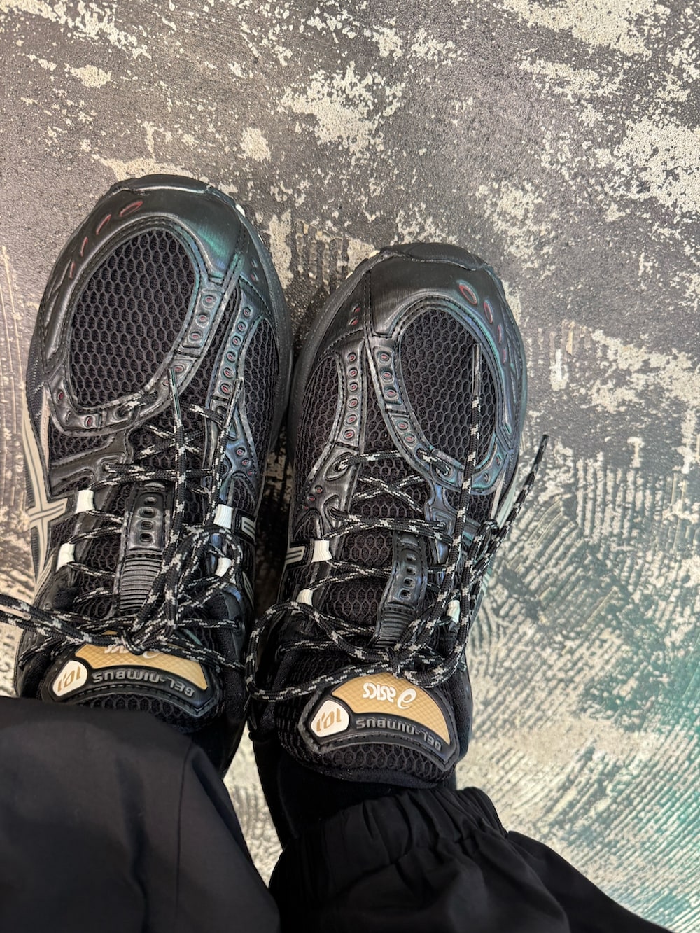 ブラック系のブルゾン、ブラック系のその他パンツ、ブラック系のスニーカーを着用したメンズの冬コーディネートの4枚目の写真