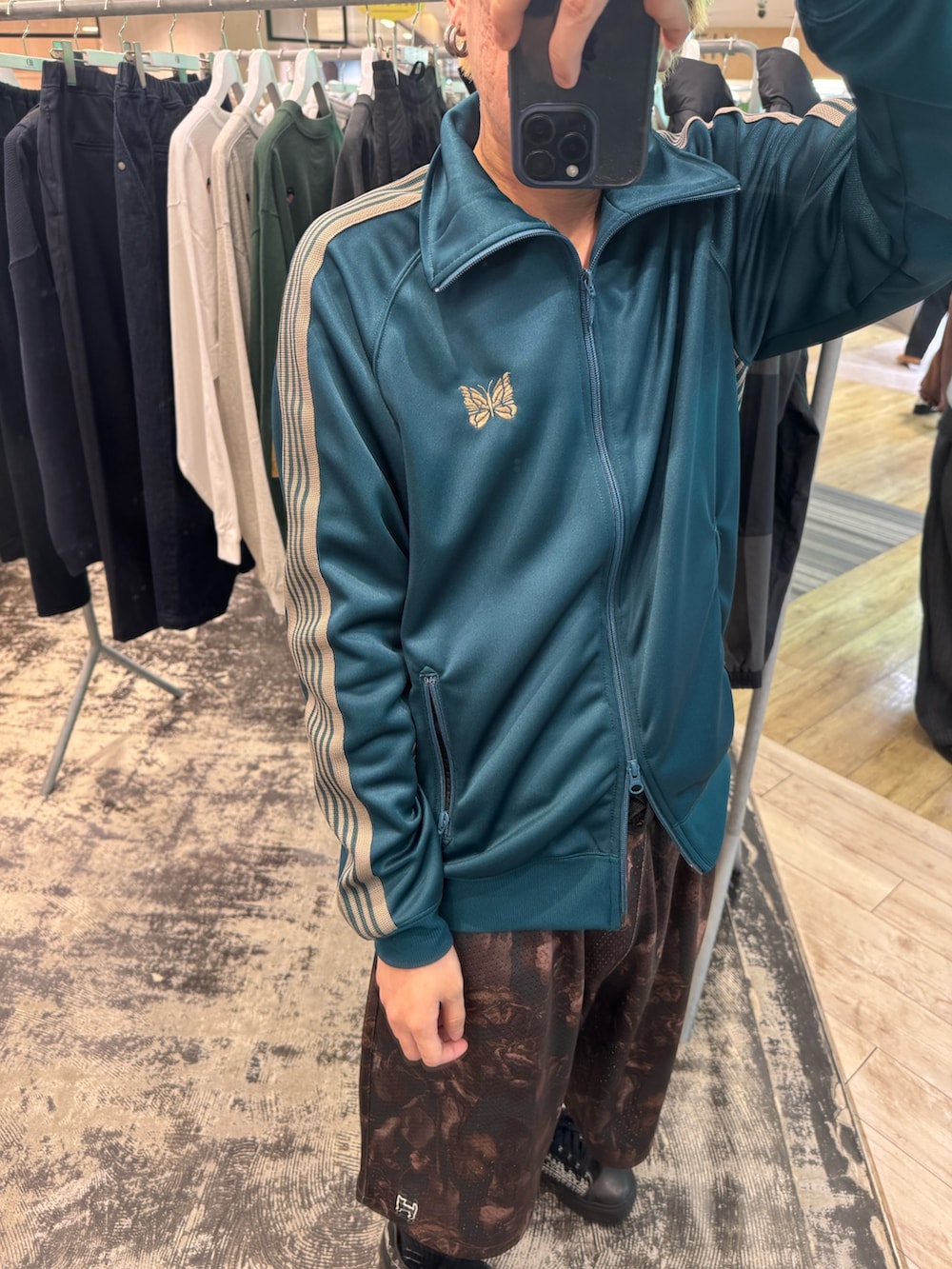 グリーン系のブルゾン、その他のその他パンツを着用したメンズの春コーディネートの4枚目の写真