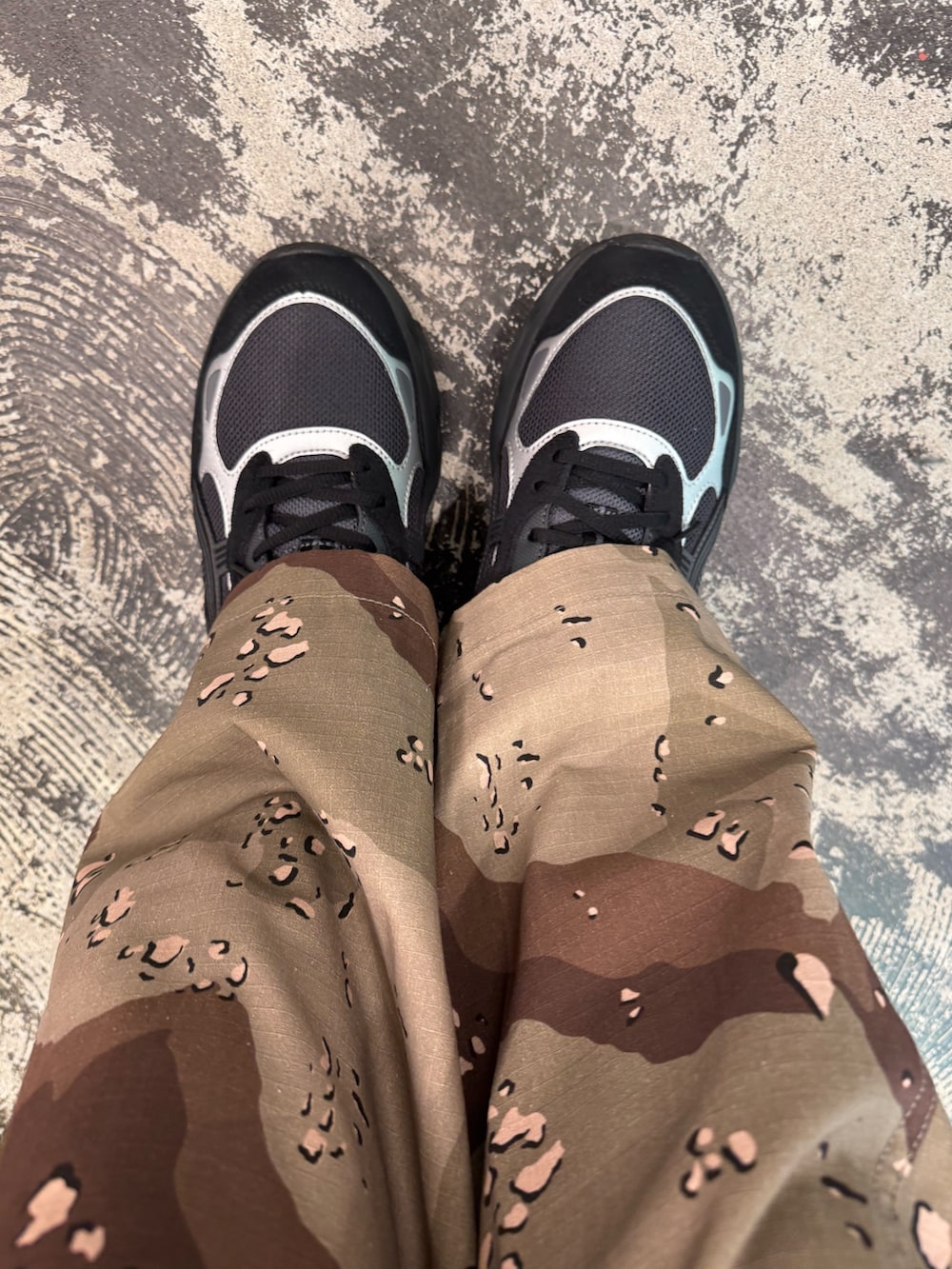 グレー系のブルゾン、ブラック系のシャツ/ブラウス、その他のその他パンツを着用したメンズの春コーディネートの4枚目の写真