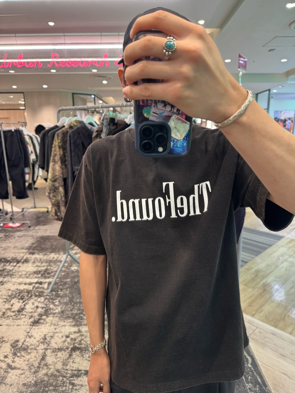 ブラック系のTシャツ/カットソー、ブラック系のその他パンツ、ブラック系のスニーカーを着用したメンズの夏コーディネートの2枚目の写真