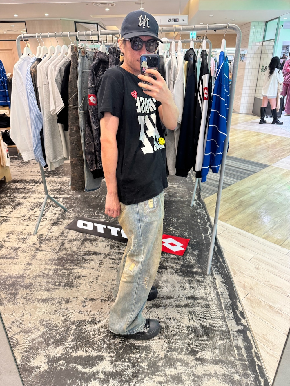 ブラック系のTシャツ/カットソー、ブルー系のデニムパンツ、ブラウン系のメガネを着用したメンズの春コーディネートの3枚目の写真