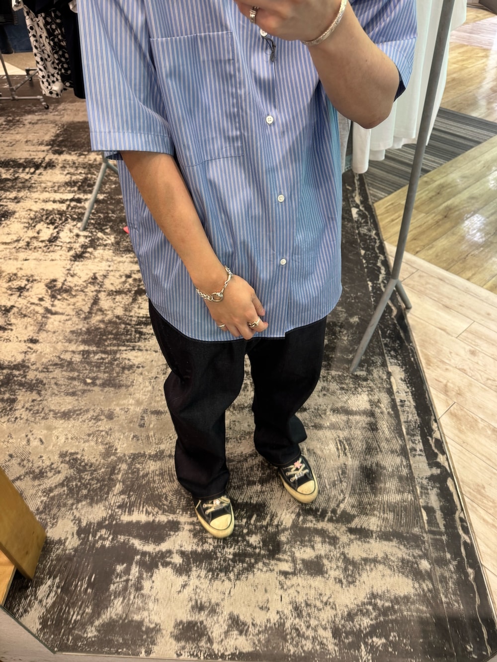 その他のシャツ/ブラウス、ブルー系のデニムパンツを着用したメンズの夏コーディネートの3枚目の写真