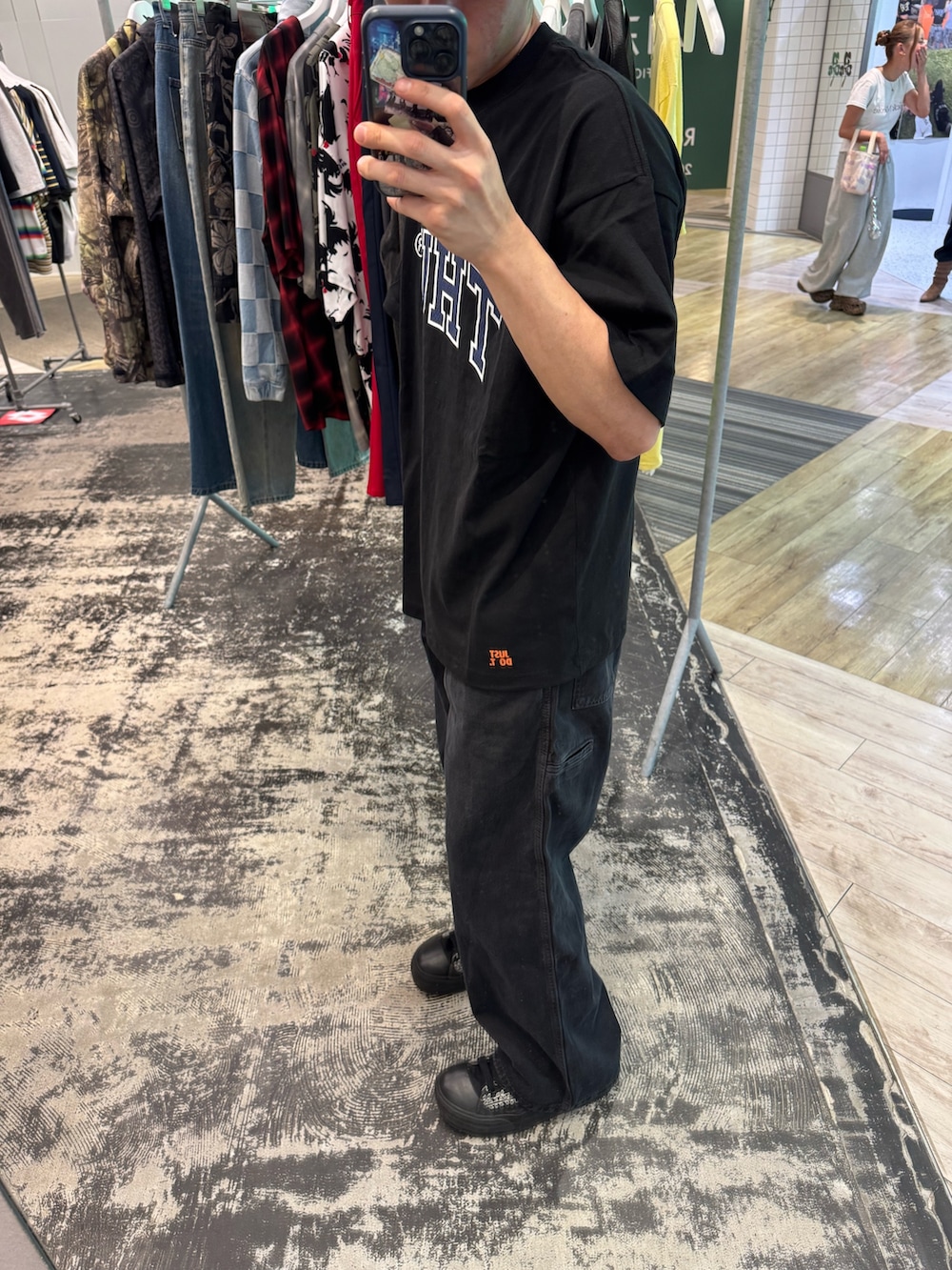 ブラック系のTシャツ/カットソー、ブラック系のデニムパンツ、ブルー系のキャップを着用したメンズの夏コーディネートの3枚目の写真