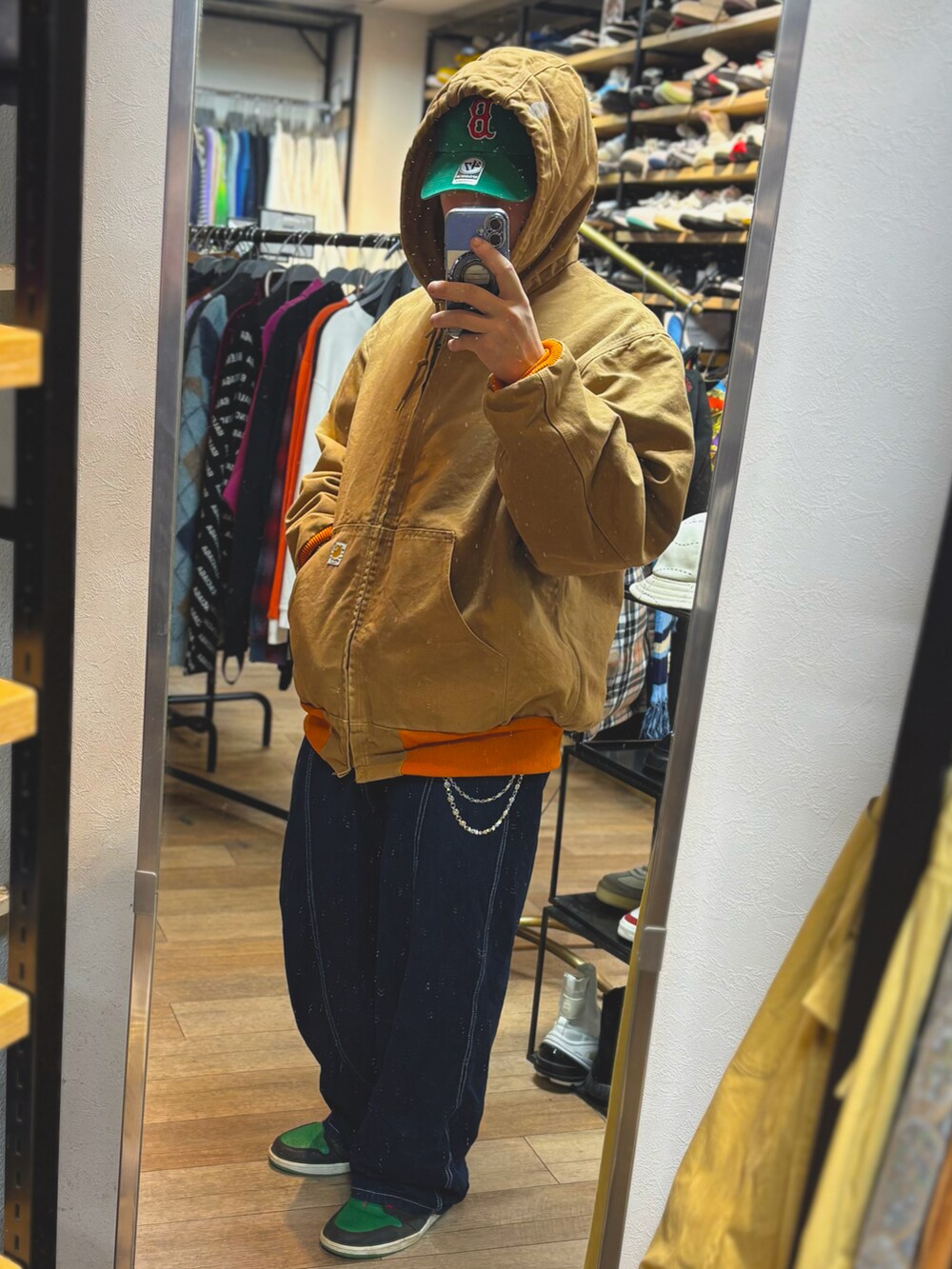 グリーン系のスニーカーを着用したメンズの冬コーディネートの2枚目の写真